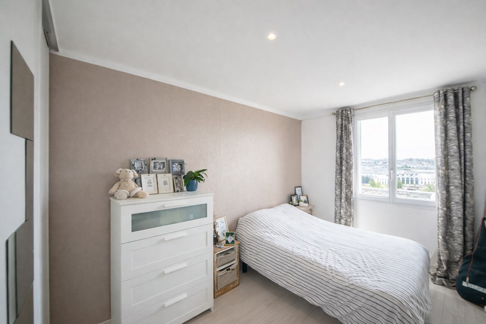 SUPERBE APPARTEMENT - LUMINEUX SANS VIS A VIS - 2 CHAMBRES - VUE SUR LES CAPUCINS ET LA VILLE - COUP DE COEUR photo 4