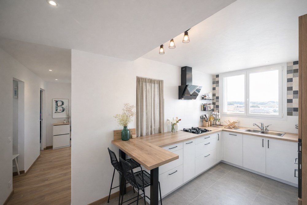 SUPERBE APPARTEMENT - LUMINEUX SANS VIS A VIS - 2 CHAMBRES - VUE SUR LES CAPUCINS ET LA VILLE - COUP DE COEUR photo 2