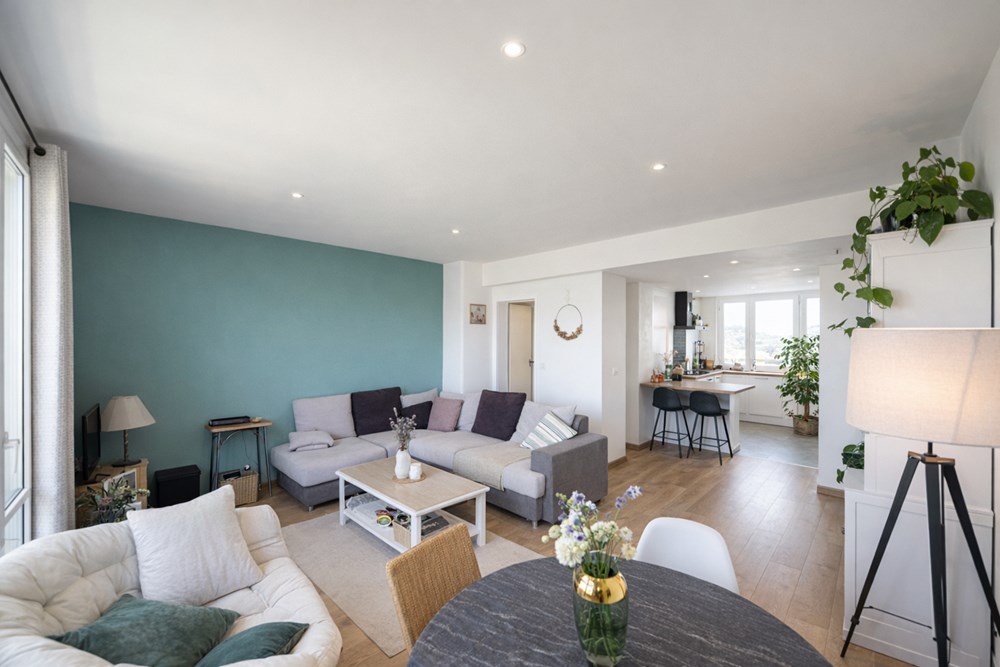 SUPERBE APPARTEMENT - LUMINEUX SANS VIS A VIS - 2 CHAMBRES - VUE SUR LES CAPUCINS ET LA VILLE - COUP DE COEUR photo 3