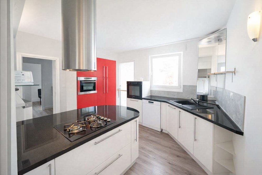MAISON - 5 CHAMBRES - BEAUX VOLUMES - JARDIN CLOS ARBORE - IDEALEMENT SITUE - GARAGE - QUARTIER CALME photo 3