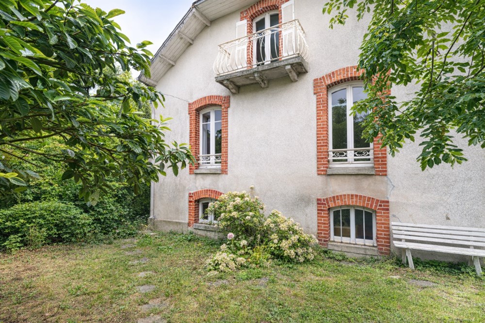 MAISON - 3 CHAMBRES (POSSIBLE 4) - PROCHE CENTRE VILLE - QUARTIER CALME- TERRAIN CLOS ET ARBORE