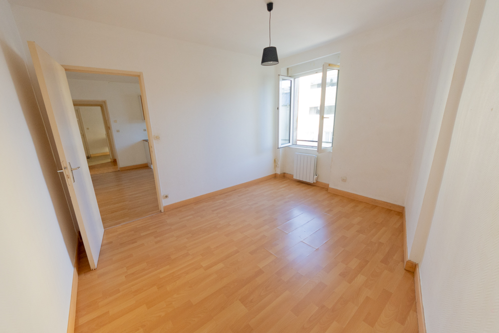 APPARTEMENT T2 33M² - 1 CHAMBRE - DERNIER ETAGE - CAVE - LUMINEUX - CUISINE OUVERTE photo 5