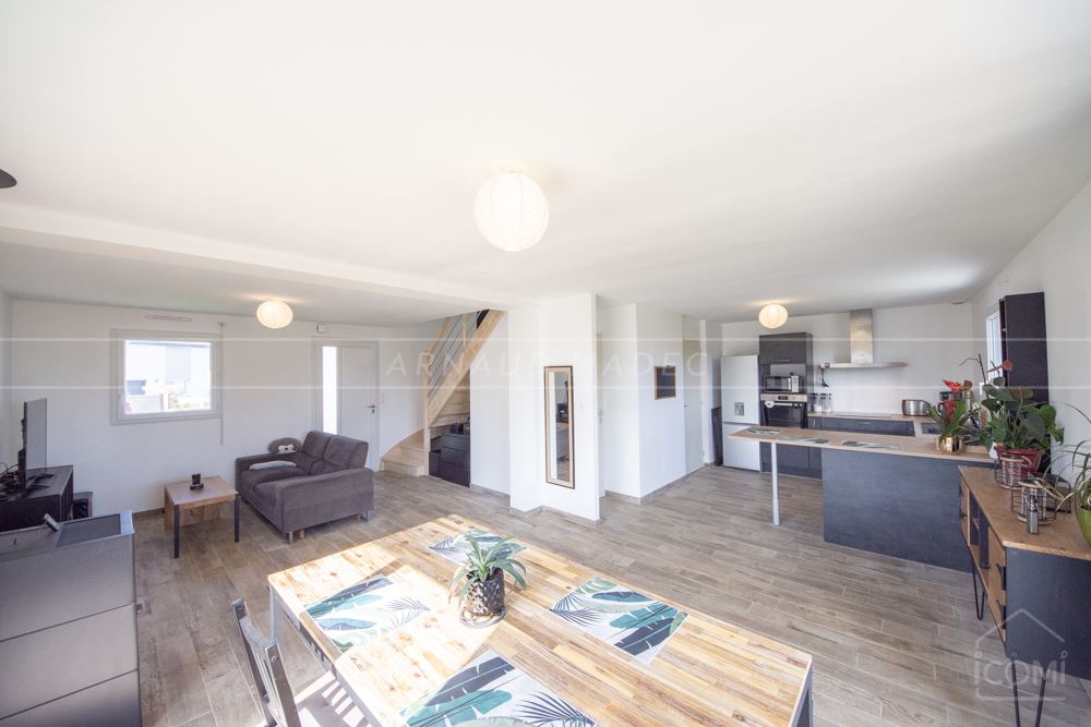 MAISON RECENTE T4 DE 2022 - PIECE DE VIE TRIPLE EN REZ DE JARDIN - 3 GRANDES CHAMBRES (VOIRE 4) - GARAGE - TERRAIN 500M²