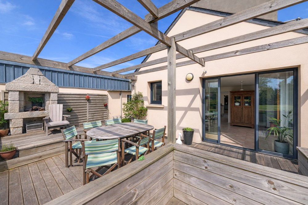 MAISON - 5 CHAMBRES - BEL ESPACE DE VIE - GRAND GARAGE - CARPORT - ENTREE GOUDRONNEE - TERRAIN DE PLUS DE 1500 M² - ENVIRONNEMENT CALME