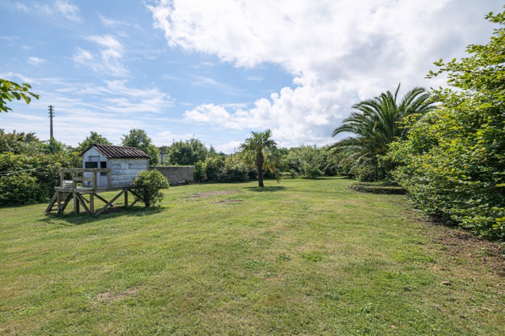 MAISON - 5 CHAMBRES - BEL ESPACE DE VIE - GRAND GARAGE - CARPORT - ENTREE GOUDRONNEE - TERRAIN DE PLUS DE 1500 M² - ENVIRONNEMENT CALME photo 2