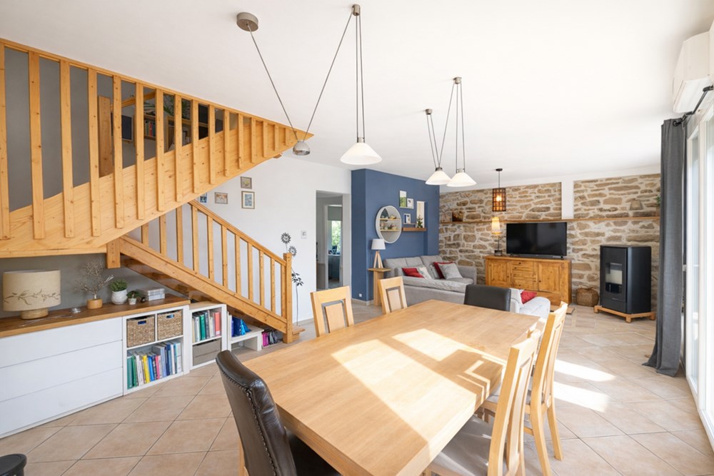 MAISON - 5 CHAMBRES - BEL ESPACE DE VIE - GRAND GARAGE - CARPORT - ENTREE GOUDRONNEE - TERRAIN DE PLUS DE 1500 M² - ENVIRONNEMENT CALME photo 5