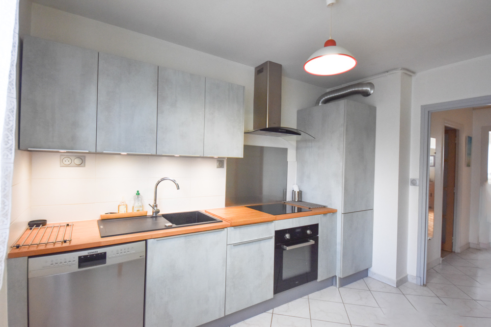 RUE DE CHAMPAGNE - APPARTEMENT - T4 DE 77 M2 - 2 CHAMBRES (POSSIBLE 3) - LUMINEUX - SPACIEUX - SANS TRAVAUX - DALLE BETON - CHAUFFAGE URBAIN - CAVE. photo 4
