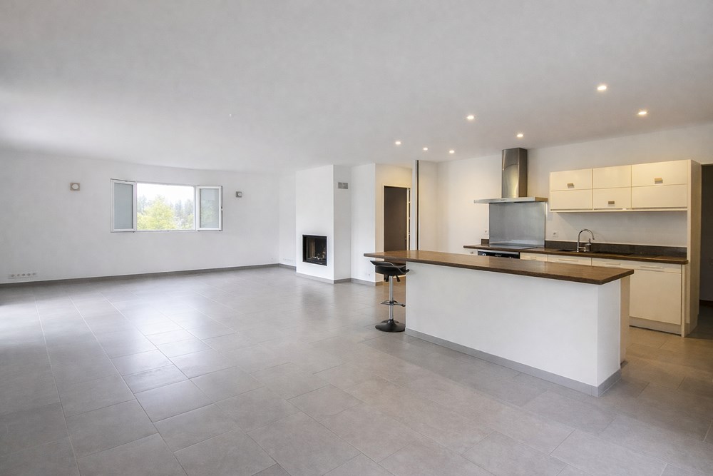 MAISON CONTEMPORAINE T5 - PIECE DE VIE TRIPLE - 3 BELLES CHAMBRES + BUREAU 25 M² - TERRAIN DE 1500 M² - EXCELLENT DPE - GARAGE - RARE photo 2