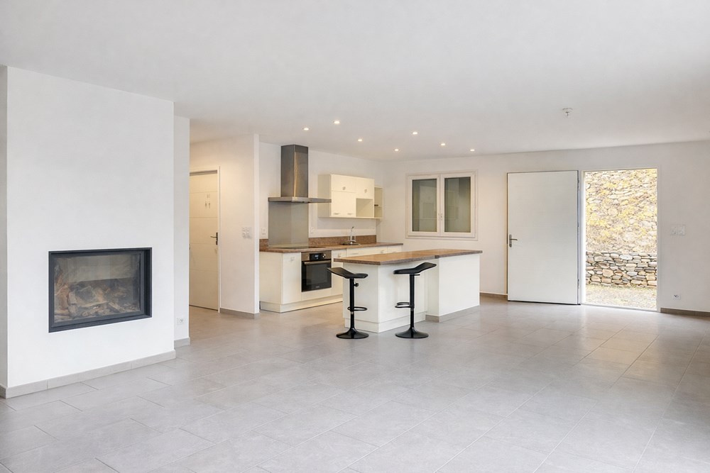 MAISON CONTEMPORAINE T5 - PIECE DE VIE TRIPLE - 3 BELLES CHAMBRES + BUREAU 25 M² - TERRAIN DE 1500 M² - EXCELLENT DPE - GARAGE - RARE photo 3