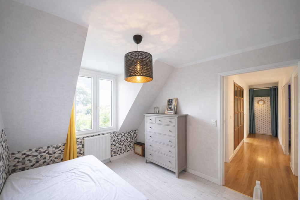 MAISON T7 - PIECE VIE 50 M² - 4 CHAMBRES + 1 BUREAU - TERRAIN 1500M² - GARAGES 4 VOITURES - RARE photo 4