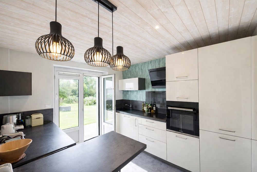 MAISON T7 - PIECE VIE 50 M² - 4 CHAMBRES + 1 BUREAU - TERRAIN 1500M² - GARAGES 4 VOITURES - RARE photo 2