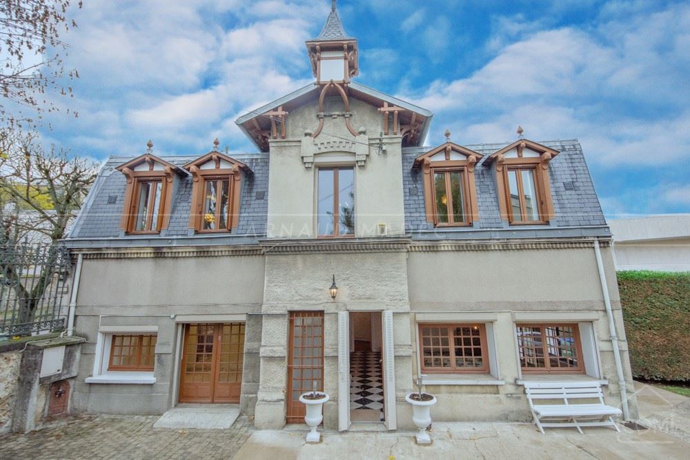 MAISON DE CHARME DE 1850 - T7 DE 170 M² - PROXIMITE RER ET CENTRE VILLE - STATIONNEMENT PRIVATIF SUR PARCELLE DE +350M² -
