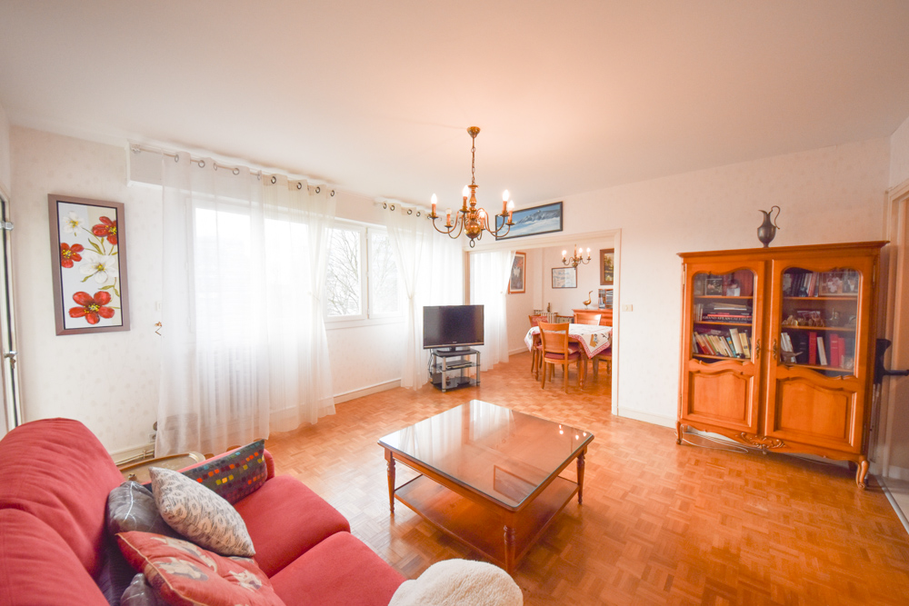 RUE DE CHAMPAGNE - APPARTEMENT - T4 DE 77 M2 - 2 CHAMBRES (POSSIBLE 3) - LUMINEUX - SPACIEUX - DALLE BETON - CHAUFFAGE COLLECTIF URBAIN (SPERNOT) - CAVE. photo 3