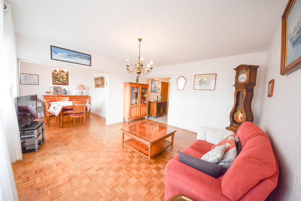 RUE DE CHAMPAGNE - APPARTEMENT - T4 DE 77 M2 - 2 CHAMBRES (POSSIBLE 3) - LUMINEUX - SPACIEUX - DALLE BETON - CHAUFFAGE COLLECTIF URBAIN (SPERNOT) - CAVE. photo 2