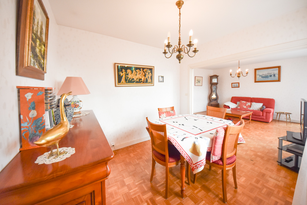 RUE DE CHAMPAGNE - APPARTEMENT - T4 DE 77 M2 - 2 CHAMBRES (POSSIBLE 3) - LUMINEUX - SPACIEUX - DALLE BETON - CHAUFFAGE COLLECTIF URBAIN (SPERNOT) - CAVE. photo 4