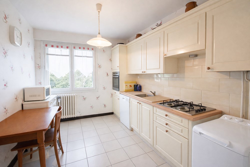 RUE DE CHAMPAGNE - APPARTEMENT - T4 DE 77 M2 - 2 CHAMBRES (POSSIBLE 3) - LUMINEUX - SPACIEUX - DALLE BETON - CHAUFFAGE COLLECTIF URBAIN (SPERNOT) - CAVE. photo 2