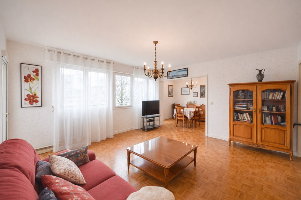 RUE DE CHAMPAGNE - APPARTEMENT - T4 DE 77 M2 - 2 CHAMBRES (POSSIBLE 3) - LUMINEUX - SPACIEUX - DALLE BETON - CHAUFFAGE COLLECTIF URBAIN (SPERNOT) - CAVE. photo 3