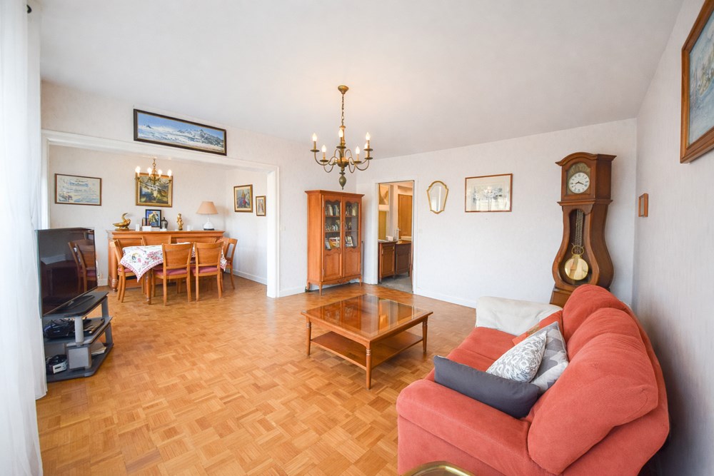 RUE DE CHAMPAGNE - APPARTEMENT - T4 DE 77 M2 - 2 CHAMBRES (POSSIBLE 3) - LUMINEUX - SPACIEUX - DALLE BETON - CHAUFFAGE COLLECTIF URBAIN (SPERNOT) - CAVE.
