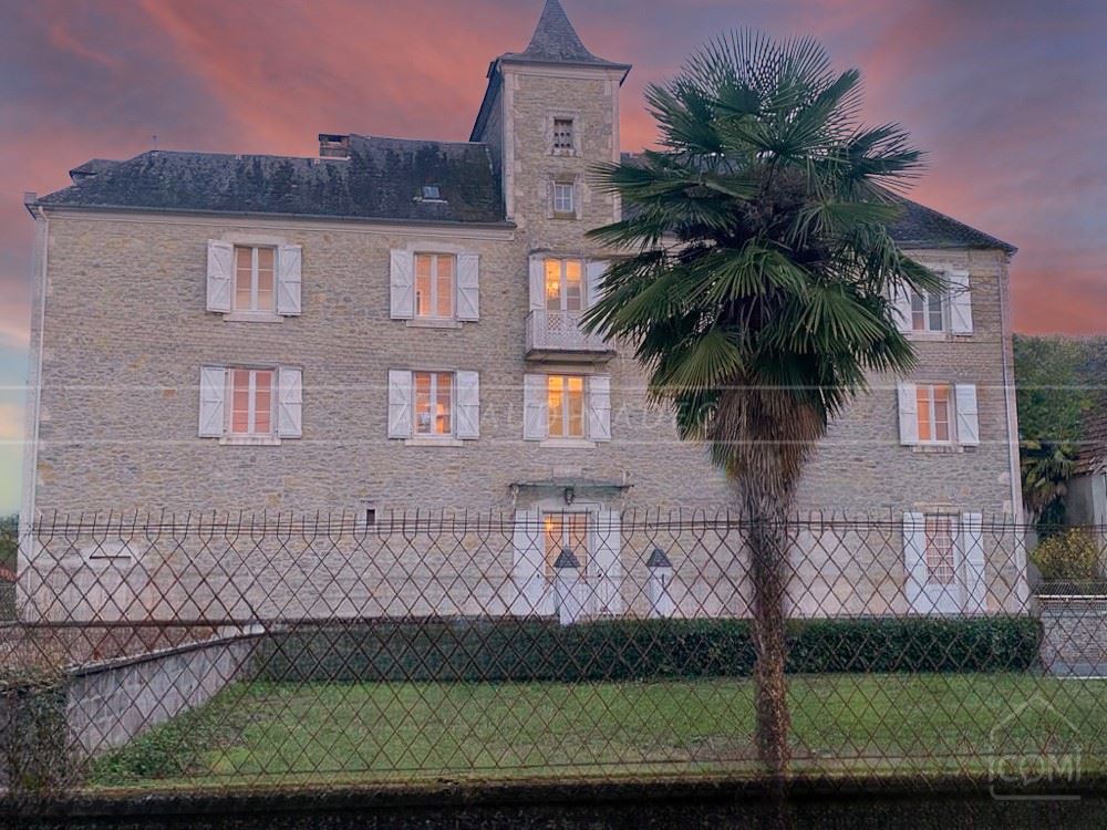 PROPRIETE DE 1871 - T10 DE 300 M² - ARCHITECTURE EXCEPTIONNELLE - SUPERBE TERRAIN - IDEAL CHAMBRE HOTES - RARE