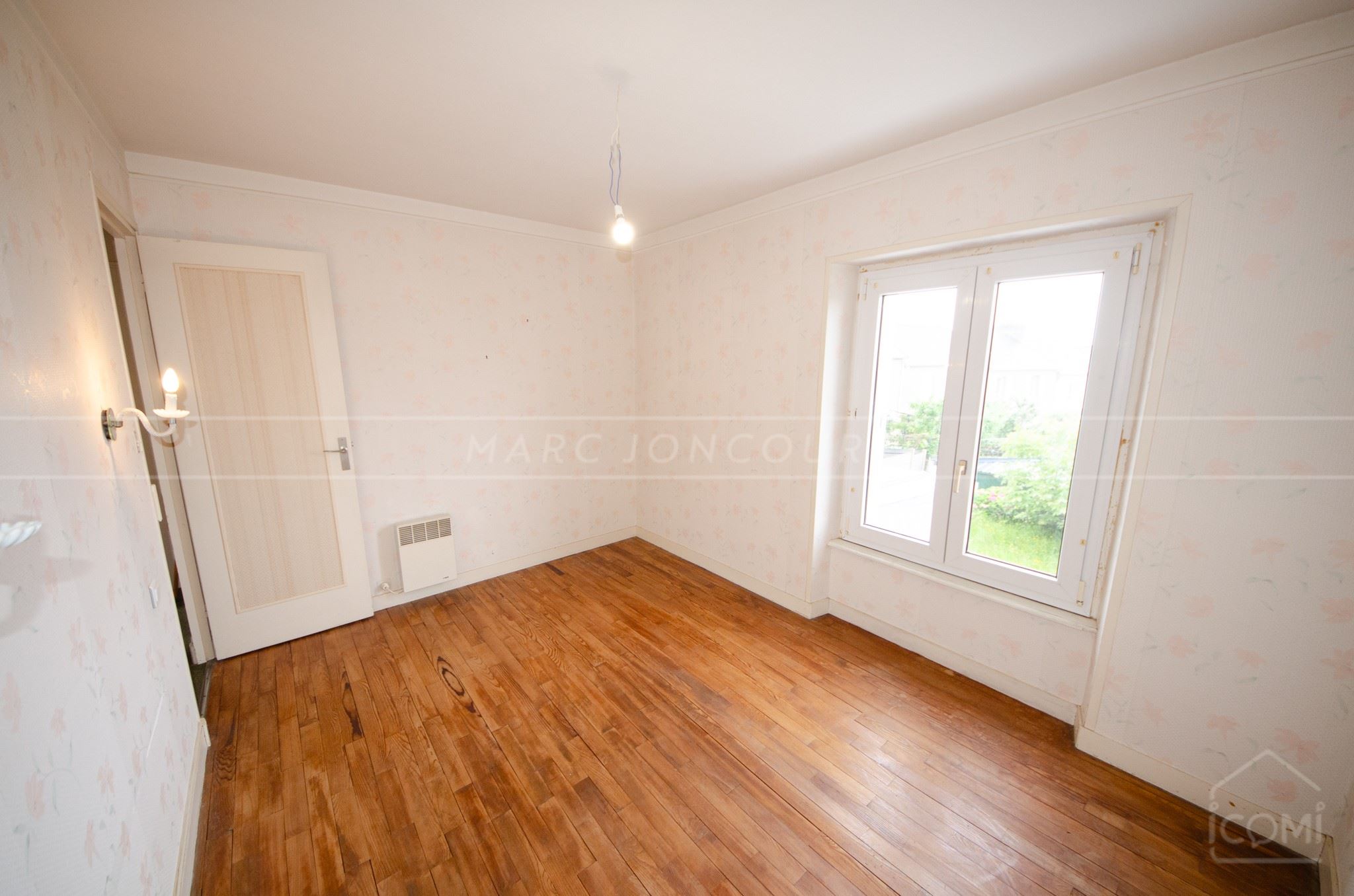 MAISON DE VILLE 100 M² - 6 PIECES - 4 CHAMBRES - DPE D - 2 SALLES DE BAINS - JARDIN BIEN ORIENTE - GRANDE PIECE DE VIE photo 3