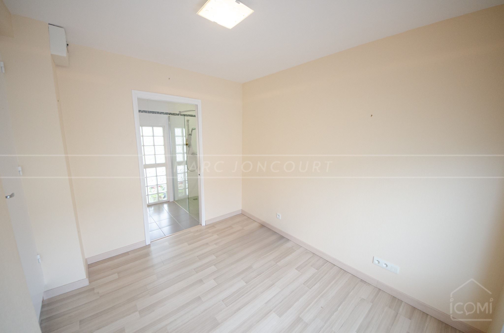 MAISON DE VILLE 100 M² - 6 PIECES - 4 CHAMBRES - DPE D - 2 SALLES DE BAINS - JARDIN BIEN ORIENTE - GRANDE PIECE DE VIE photo 4