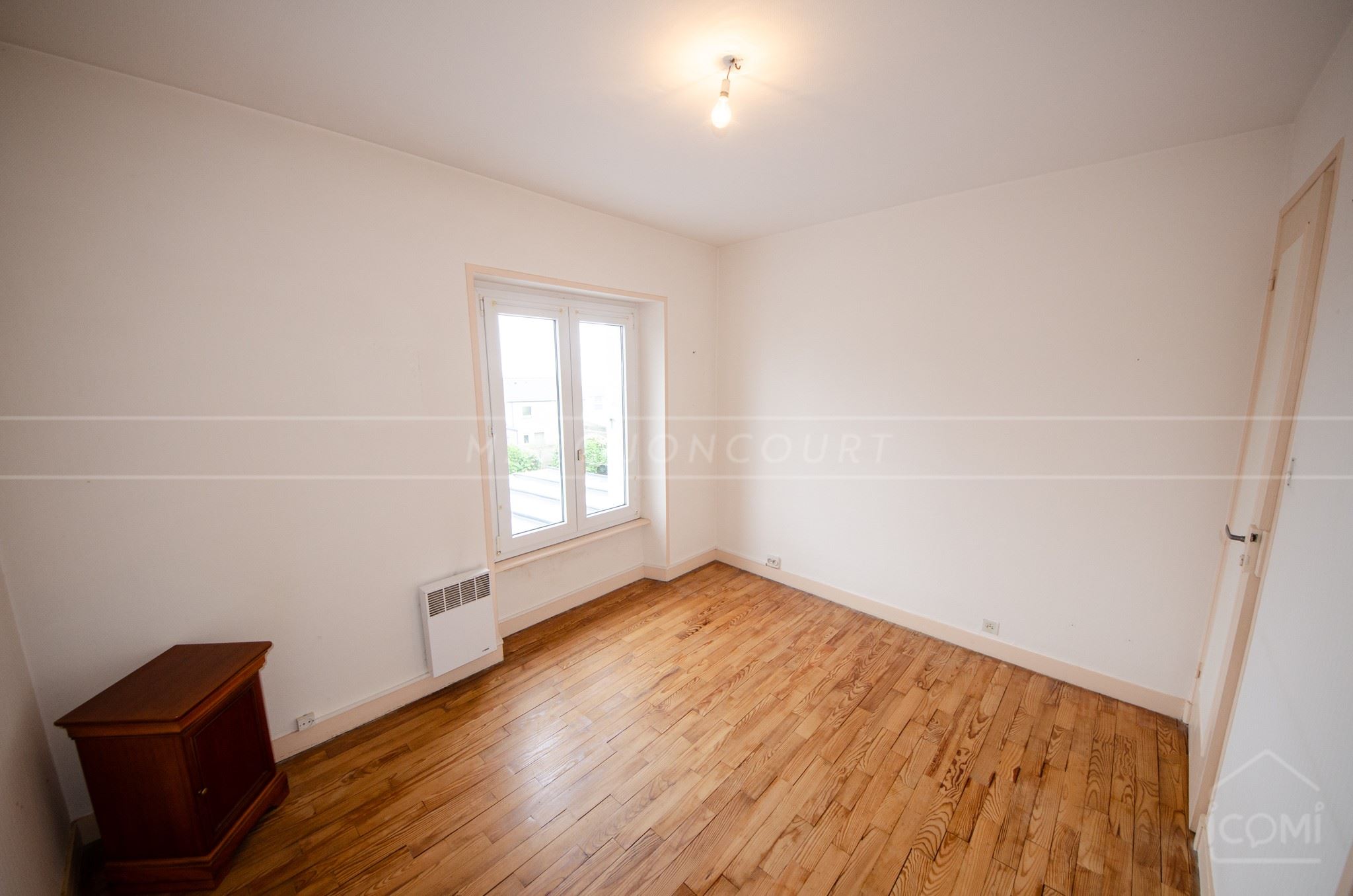 MAISON DE VILLE 100 M² - 6 PIECES - 4 CHAMBRES - DPE D - 2 SALLES DE BAINS - JARDIN BIEN ORIENTE - GRANDE PIECE DE VIE photo 5