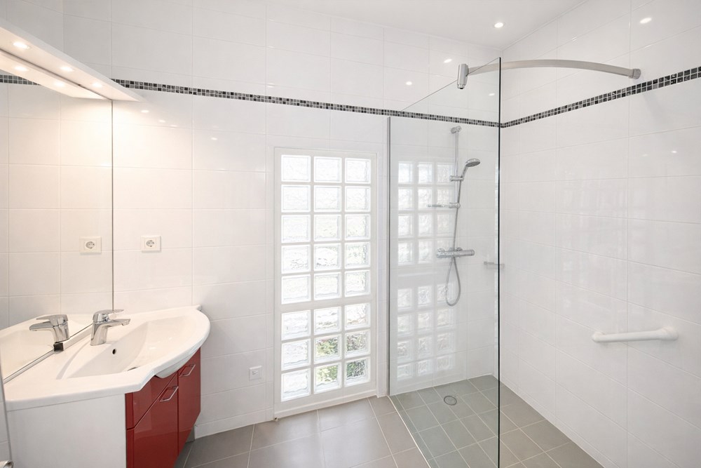 MAISON DE VILLE 100 M² - 6 PIECES - 4 CHAMBRES - DPE D - 2 SALLES DE BAINS - JARDIN BIEN ORIENTE - GRANDE PIECE DE VIE photo 5