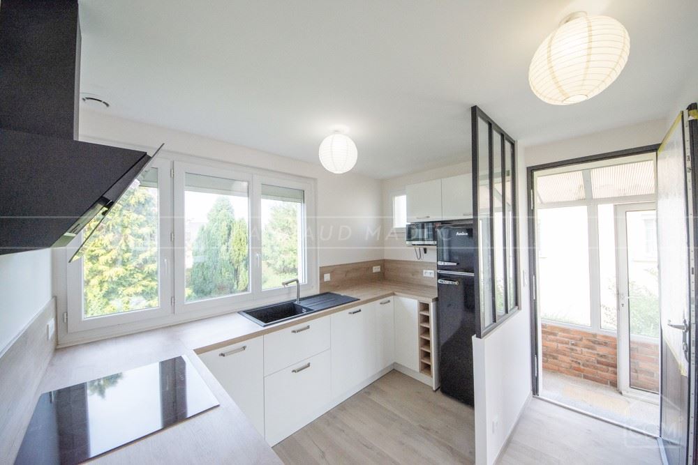 MAISON T4 - SUPERBE PIECE DE VIE AVEC CUISINE US - 2/3 CHAMBRES - GARAGE - JARDIN CLOS - RARE photo 5