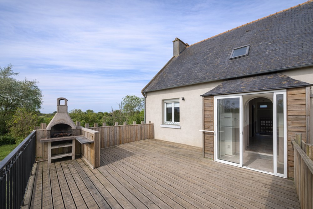 GRANDE MAISON 5/6 CHAMBRES - TERRAIN 3000M² - CALME - EXCELLENT DPE AVEC POMPE A CHALEUR ET POELE A BOIS - FENETRE PVC - FIBRE INTERNET - RARE