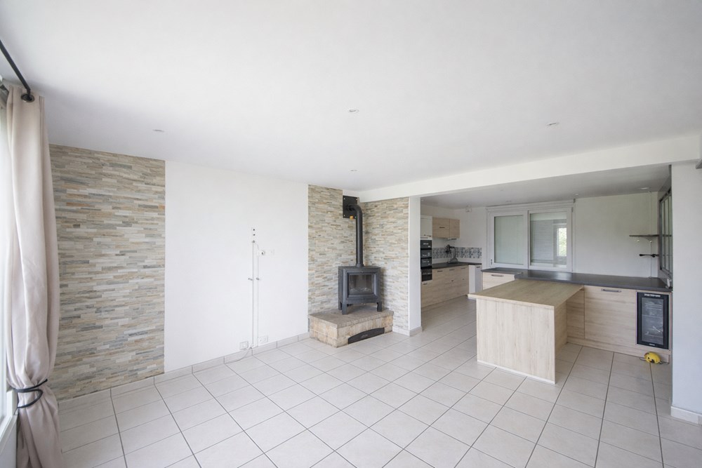 GRANDE MAISON 5/6 CHAMBRES - TERRAIN 3000M² - CALME - EXCELLENT DPE AVEC POMPE A CHALEUR ET POELE A BOIS - FENETRE PVC - FIBRE INTERNET - RARE photo 2