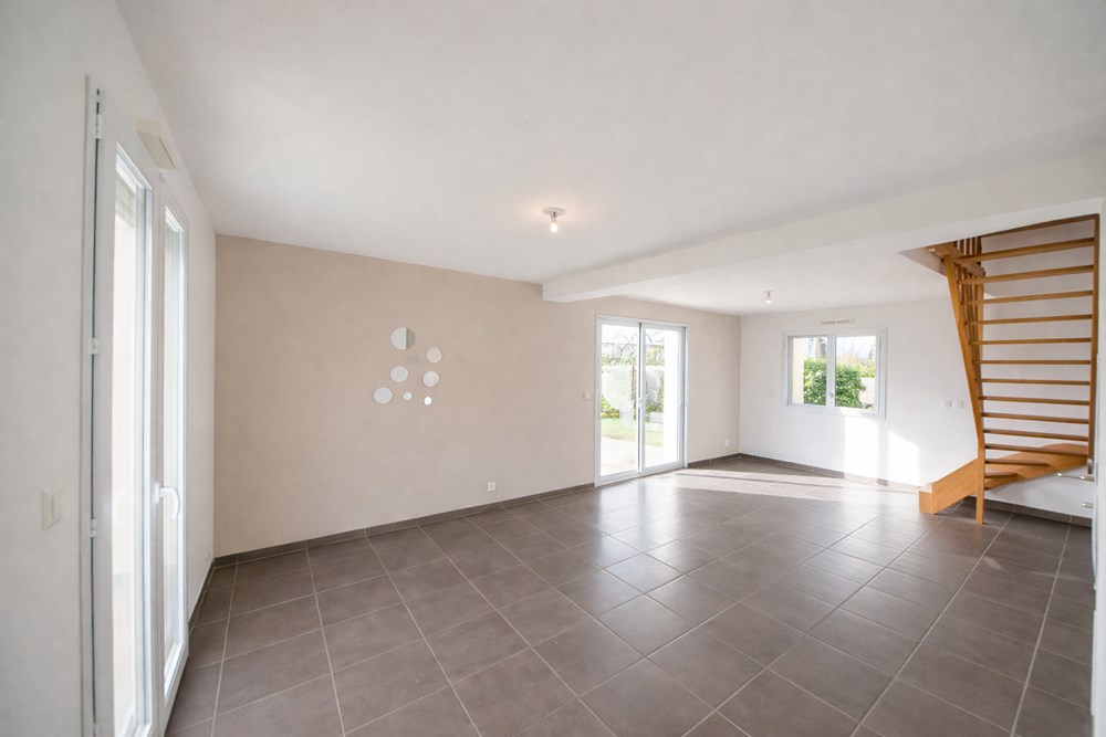 MAISON ANNEE 2013 BBC - 4 CHAMBRES DONT UNE EN RDC - GARAGE - JARDIN - NORMES PMR photo 2