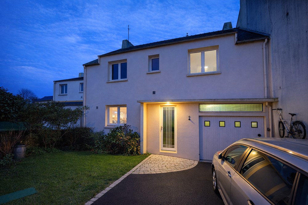 CHARMANTE MAISON - 4 BELLES CHAMBRES - GRENIER DE 60M² A AMENAGER - GARAGE - POMPE A CHALEUR ET POELE A BOIS