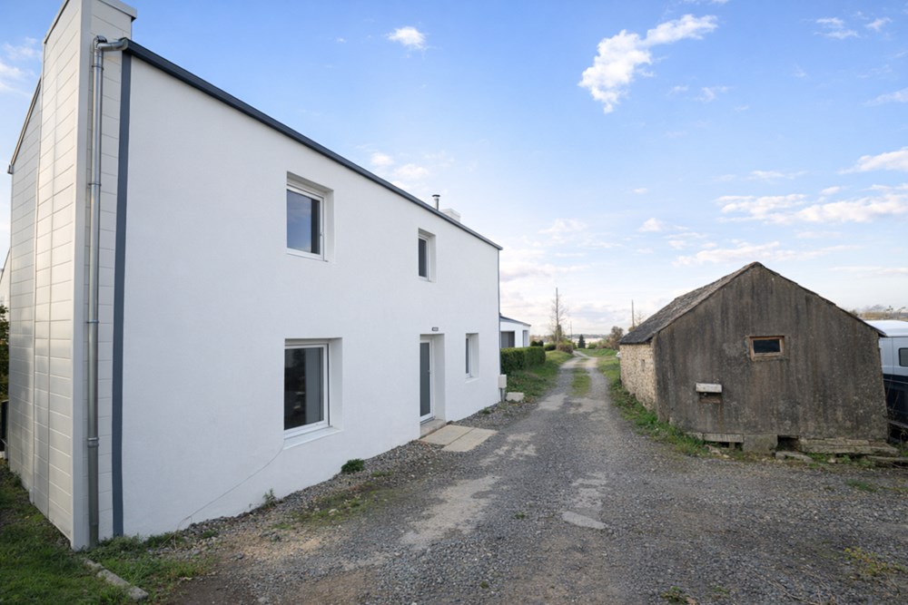 MAISON 70M² - PROCHE BOURG - DEUX CHAMBRES - GRAND TERRAIN - HANGAR - DEUX DEPENDANCES