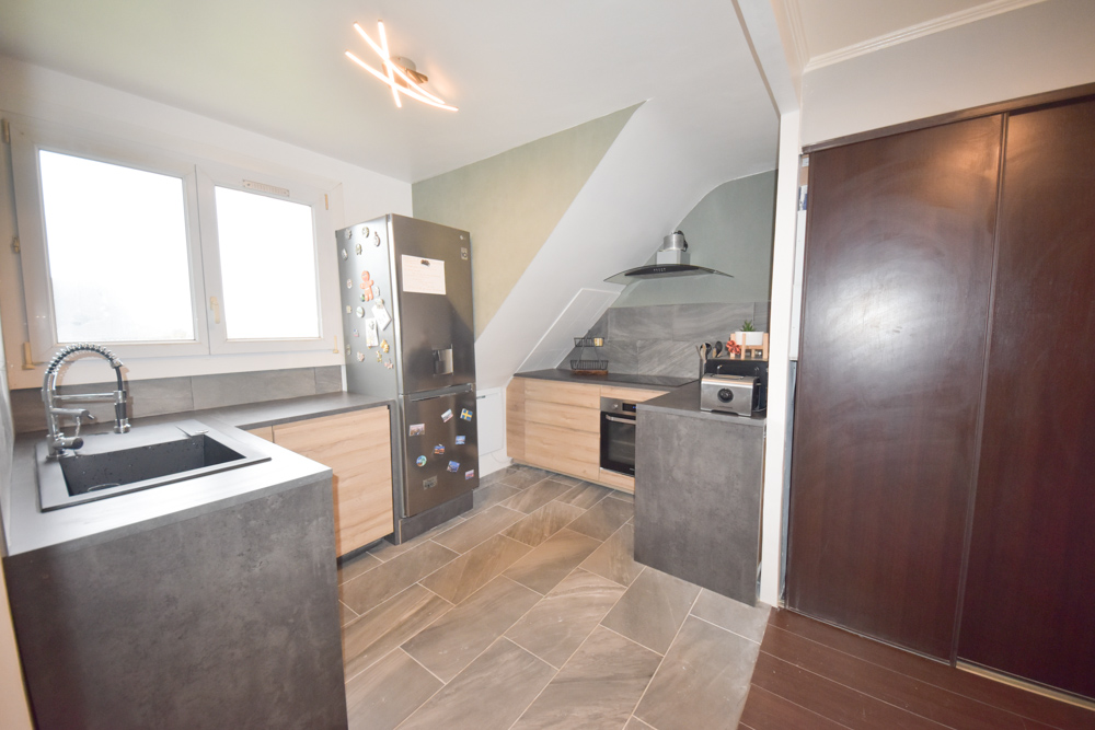 APPARTEMENT DE 71 M2 - DERNIER ETAGE - VUE DEGAGEE - DALLE BETON - LOCAL A VELO OU MOTO - PLACE DE PARKING EN OPTION - FAIBLE CHARGE photo 2
