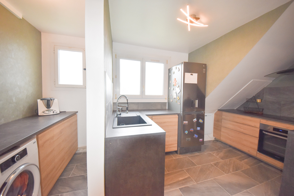 APPARTEMENT DE 71 M2 - DERNIER ETAGE - VUE DEGAGEE - DALLE BETON - LOCAL A VELO OU MOTO - PLACE DE PARKING EN OPTION - FAIBLE CHARGE photo 3