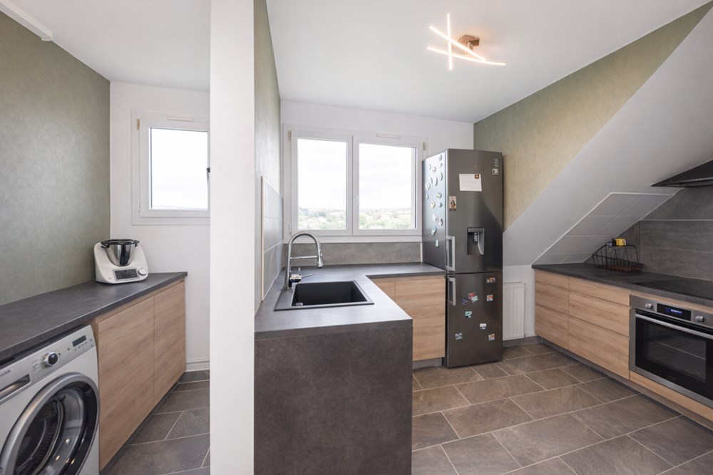 APPARTEMENT DE 71 M2 - DERNIER ETAGE - VUE DEGAGEE - DALLE BETON - LOCAL A VELO OU MOTO - PLACE DE PARKING EN OPTION - FAIBLE CHARGE photo 3