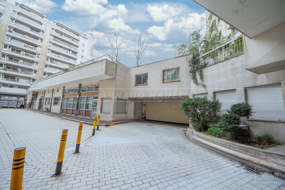 APPARTEMENT T2 - BELLE PIECE DE VIE AVEC CUISINE US POSSIBLE - RESIDENCE GRAND STANDING - GARDIEN - ASCENSEUR - CALME - RARE photo 3