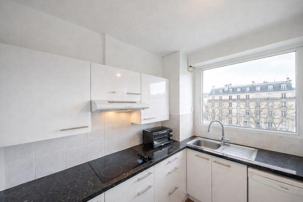 APPARTEMENT T2 - BELLE PIECE DE VIE AVEC CUISINE US POSSIBLE - RESIDENCE GRAND STANDING - GARDIEN - ASCENSEUR - CALME - RARE photo 4