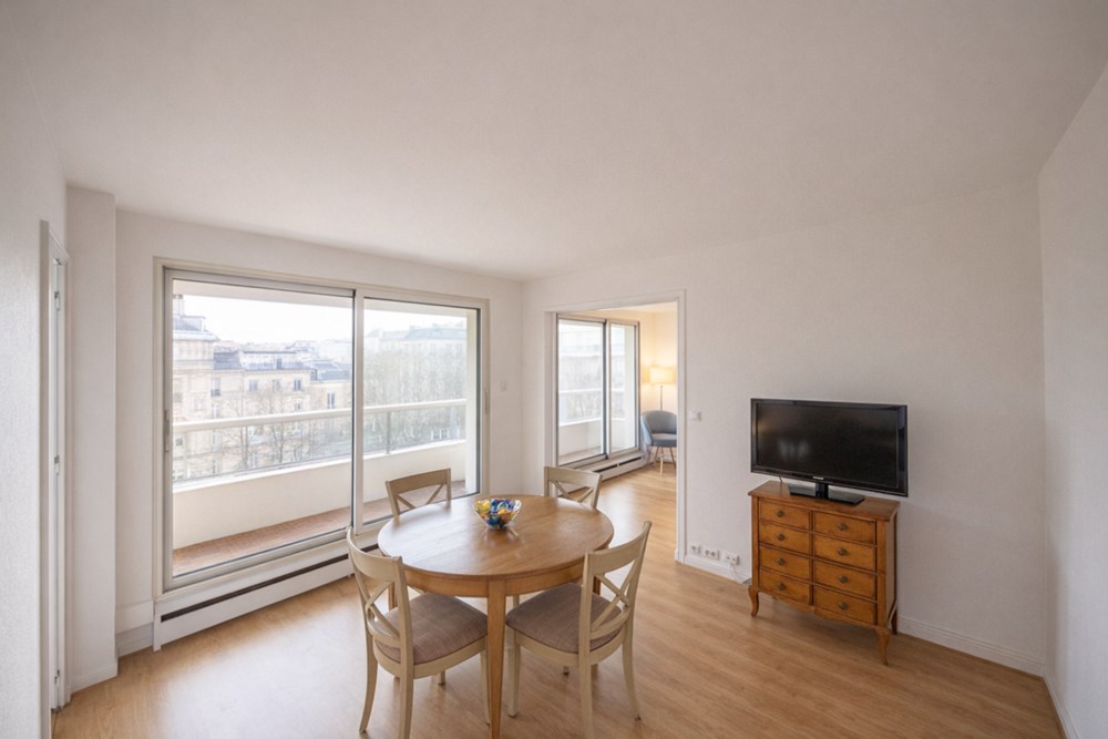 APPARTEMENT T2 - BELLE PIECE DE VIE AVEC CUISINE US POSSIBLE - RESIDENCE GRAND STANDING - GARDIEN - ASCENSEUR - CALME - RARE photo 2