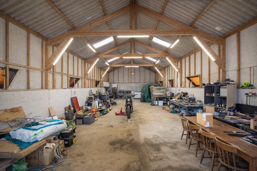MAISON - T7 - 4 CHAMBRES - DPE D - HANGAR DE 150M² - TERRAIN ARBORE ET CLOS - PIECE DE VIE DE 45M². photo 5
