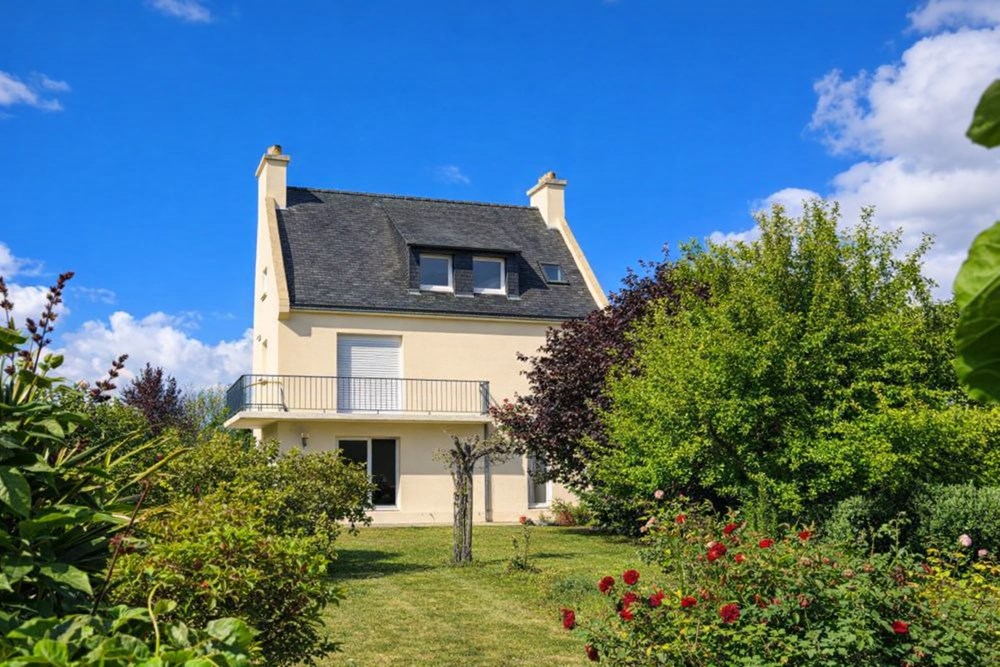 MAISON T7 DE + DE 170 M² SUR 800 M² DE TERRAIN - 4/+6 CHAMBRES - PIECE DE VIE LUMINEUSE - FENETRES PVC - GARAGE - CALME - RARE