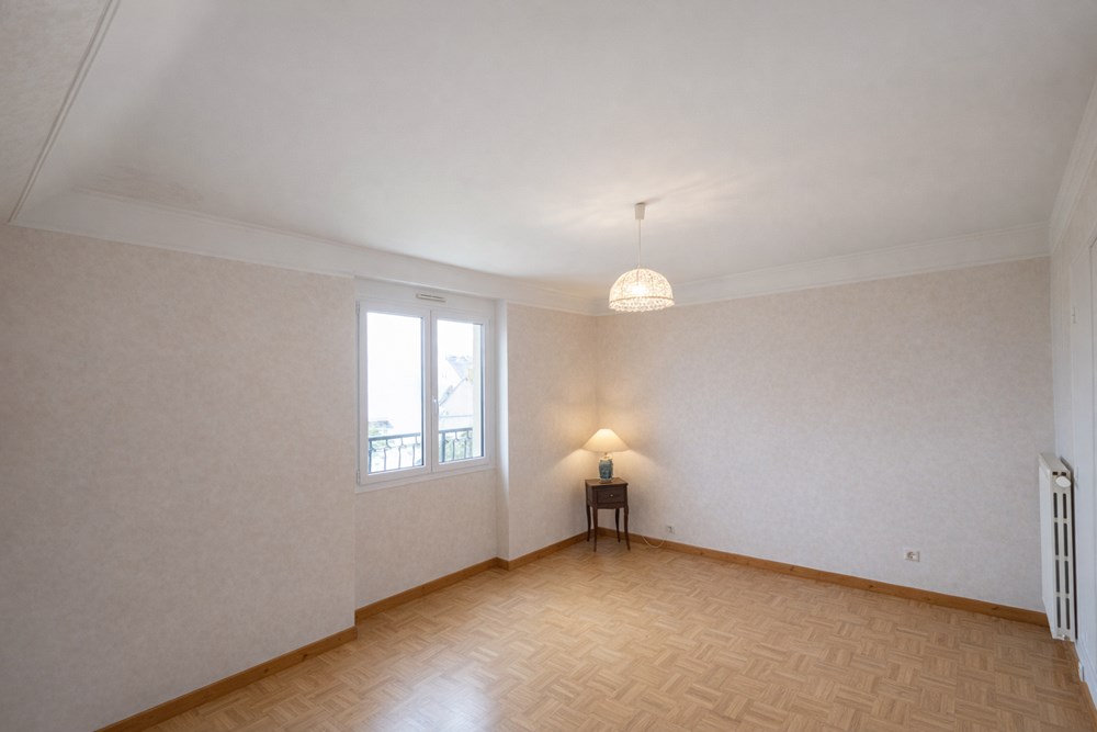 MAISON T7 DE + DE 170 M² SUR 800 M² DE TERRAIN - 4/+6 CHAMBRES - PIECE DE VIE LUMINEUSE - FENETRES PVC - GARAGE - CALME - RARE photo 5