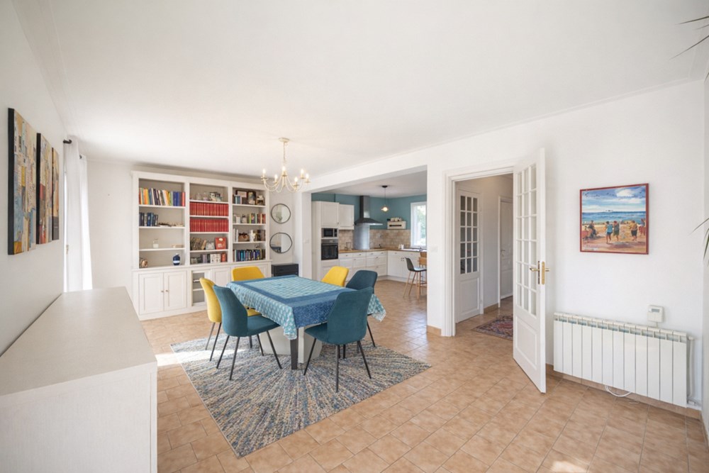 MAISON - 5 CHAMBRES - VIE DE PLAIN PIED - EXCELLENT DPE D - 2 SALLE DE BAINS - RARE SUR LE MARCHE - PIECE DE VIE DE 40 M² - JARDIN ARBORE - GARAGE. photo 3