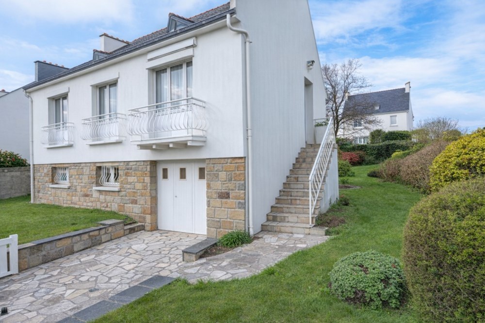 MAISON - 4 CHAMBRES - 2 SALLES DE BAIN - SOUS-SOL COMPLET + GARAGE - JARDIN ARBORE ET FLEURI - DALLE BETON - PROCHE TOUTES COMMODITES - QUARTIER CALME