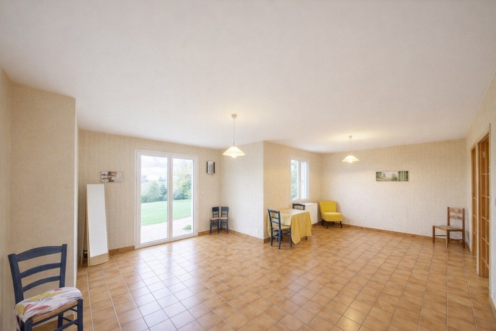 A KERANROUX LANNION PLOUBEZRE - MAISON DE 150 M² - PIECE DE VIE TRIPLE - GARAGE - TERRAIN 1000M² - CALME - RARE photo 2