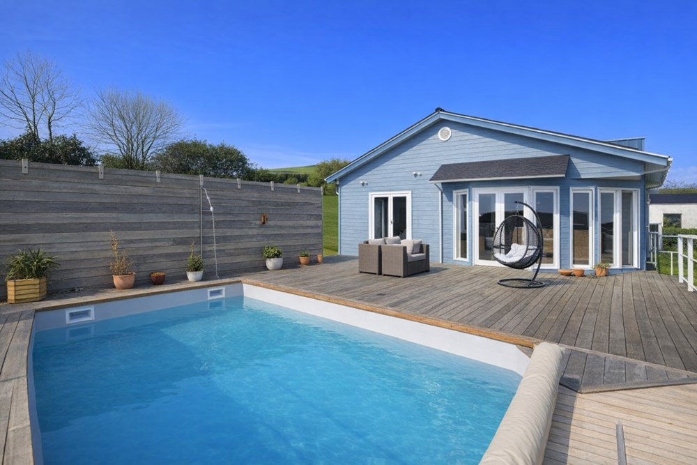 MAISON DE CHARME T6 DE 180 M² - PIECE DE VIE 70M² - SUITE PARENTALE - TERRASSE ET PISCINE - TERRAIN 5000 M² ENVIRON - DPE D - CALME photo 2