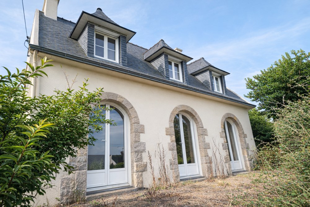 MAISON NEO BRETONNE - BEAUX VOLUMES - 4 CHAMBRES - IDEALEMENT SITUEE - SOUS-SOL COMPLET