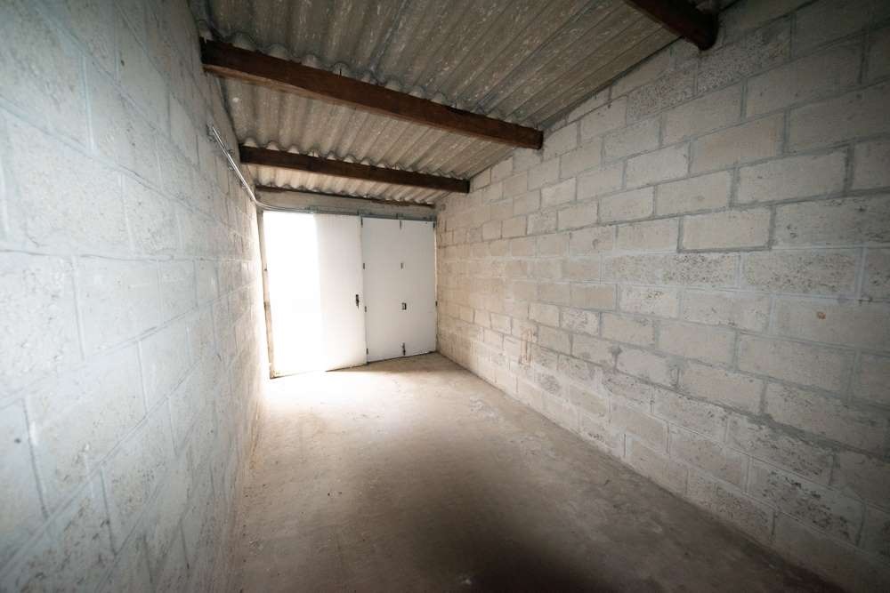 GARAGE - DANS RESIDENCE CALME - PROCHE CAPUCINS ET PISCINE DE RECOUVRANCE photo 3