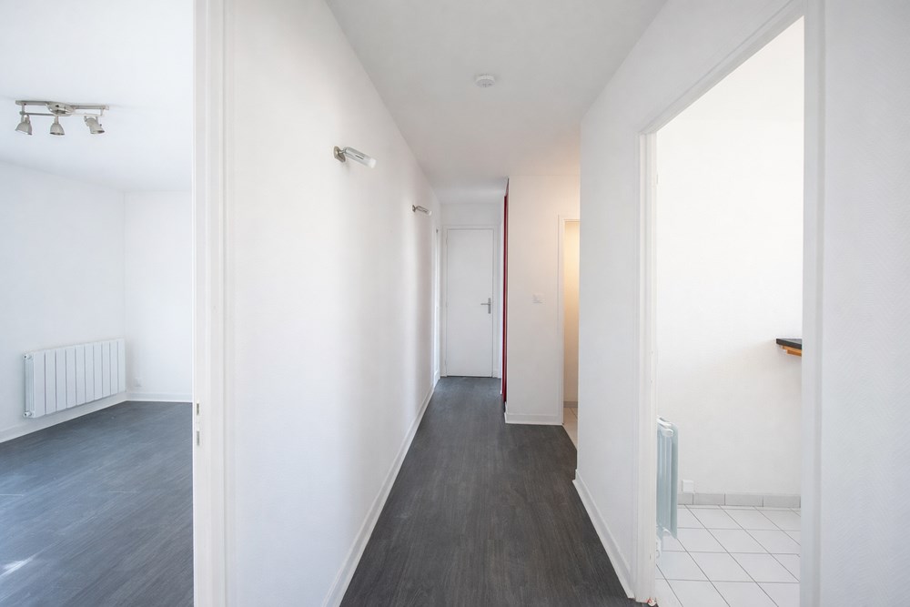 APPARTEMENT 53M² - DERNIER ETAGE - DEUX CHAMBRES - CAVE - LOUE LOYER 750 CC - FORT POTENTIEL photo 3