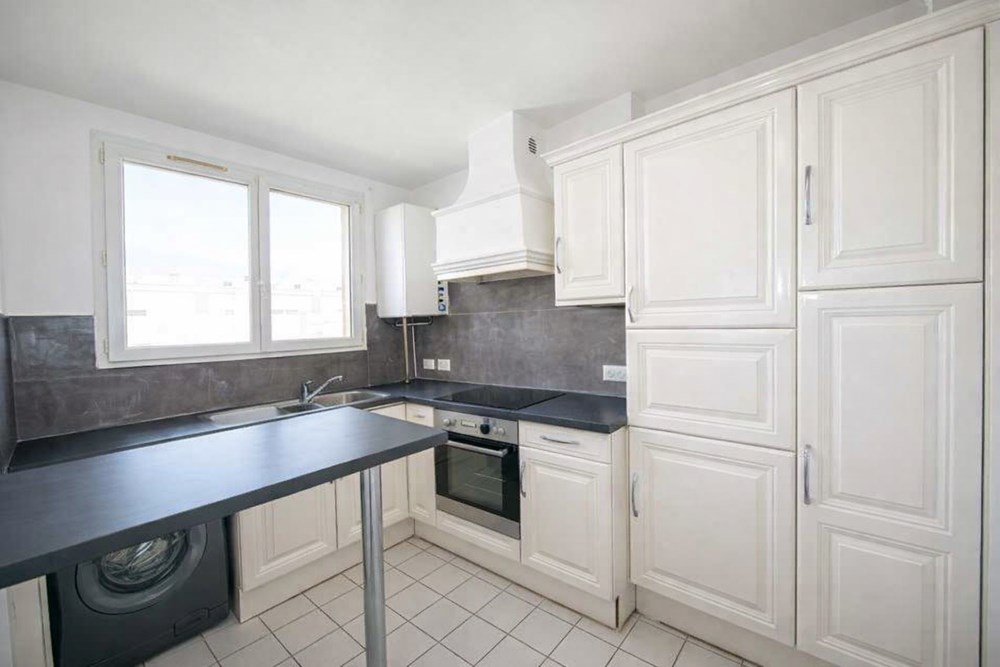 APPARTEMENT 53M² - DERNIER ETAGE - DEUX CHAMBRES - CAVE - LOUE LOYER 750 CC - FORT POTENTIEL